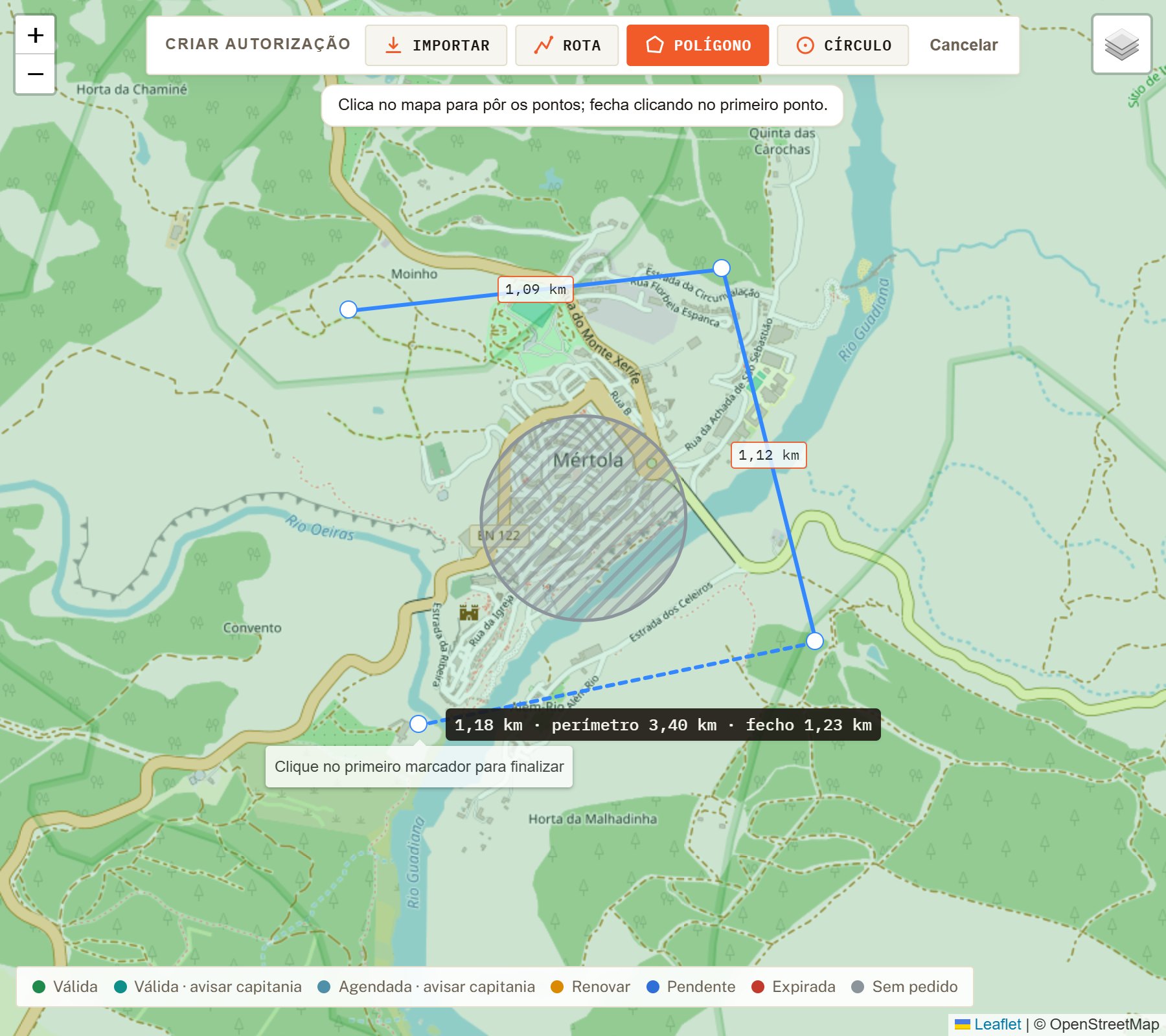 A desenhar um polígono no mapa, com as medidas de cada lado.